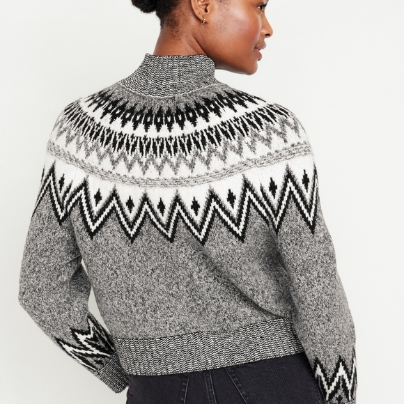 Cozy Black and White Patterned Sweater - Picture 6 of 6